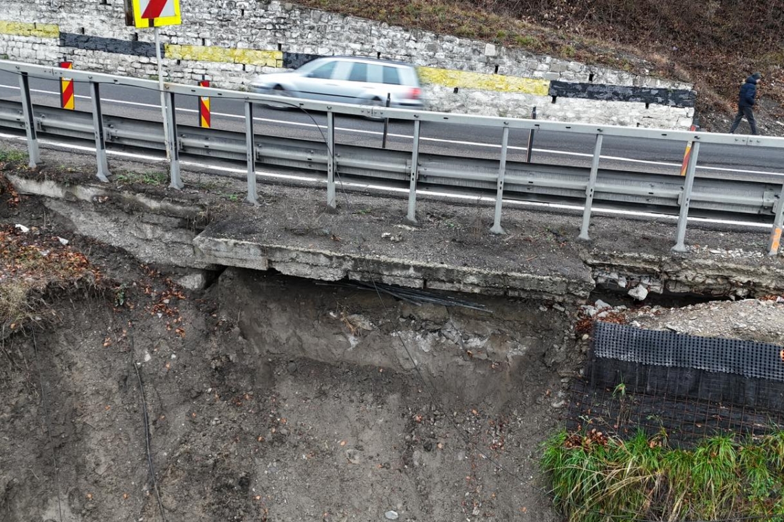 Pe DN1 se circulă fără restricții, la Comarnic. Alunecarea de teren este superficială, iar lucrările definitive sunt pe cale să înceapă