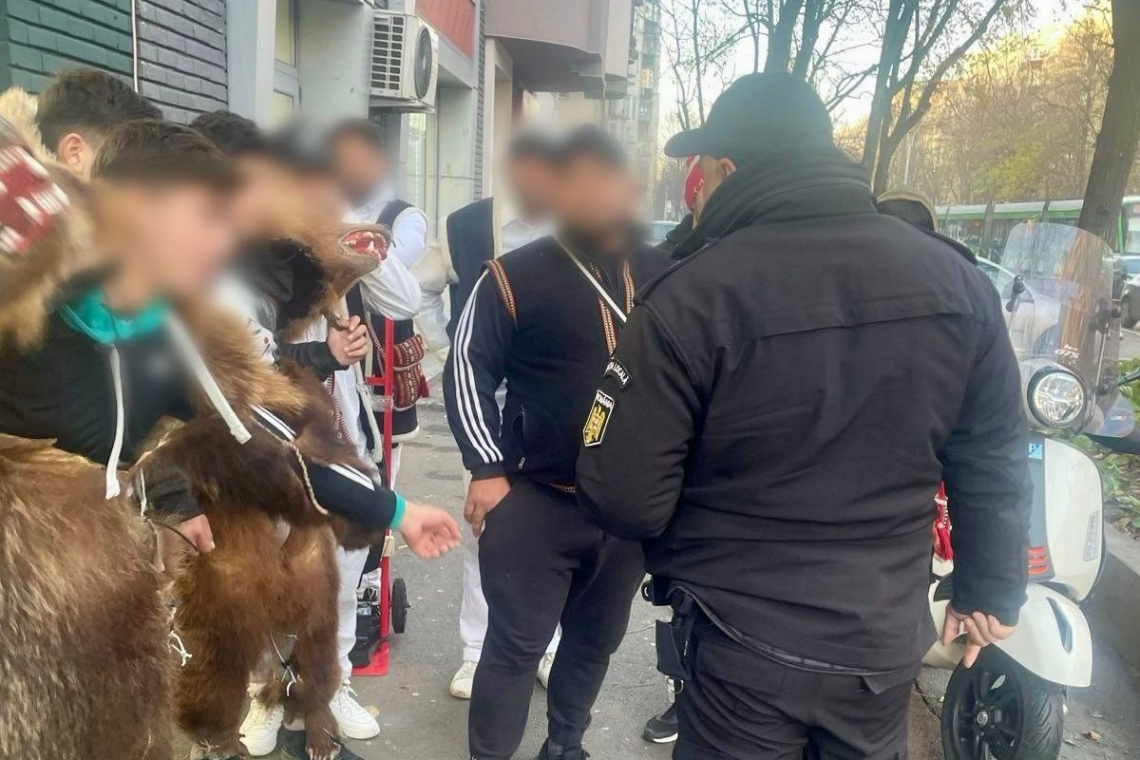 În București, ”colindătorii cu boxă” sunt sancționați de Poliția Locală! În Ploiești, umblă nestingheriți și în ”buricul” orașului!