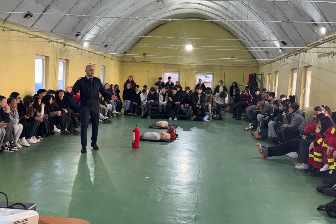 Elevii Colegiului Economic „Virgil Madgearu” din Ploiești au învățat cum să salveze vieți de la specialiștii și voluntarii SMURD Prahova