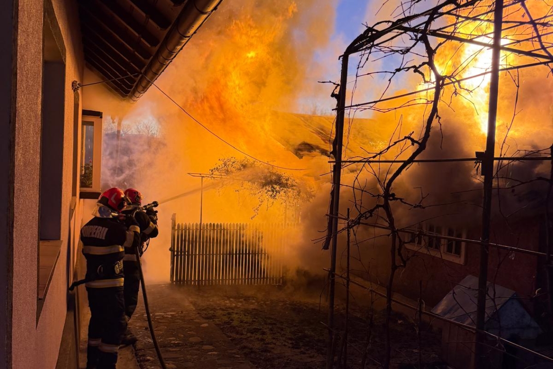Incendiu violent la Scorțeni: gospodării cuprinse de flăcări, două persoane rănite