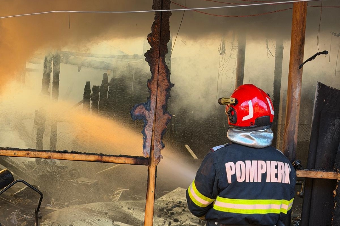 Incendiul care a afectat două gospodării din Scorțeni a izbucnit de la o afumătoare