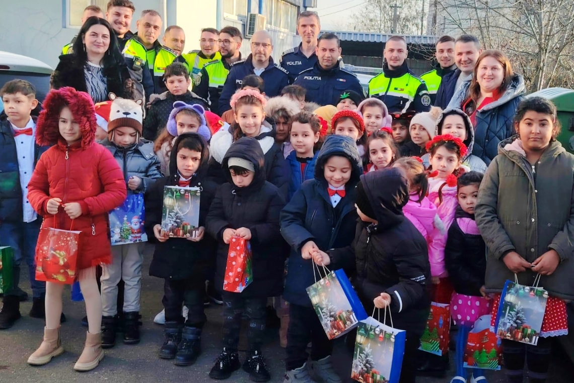 Colindători de la Școala Generală Bărcănești, primiți de polițiștii rutieri, în spiritul sărbătorilor