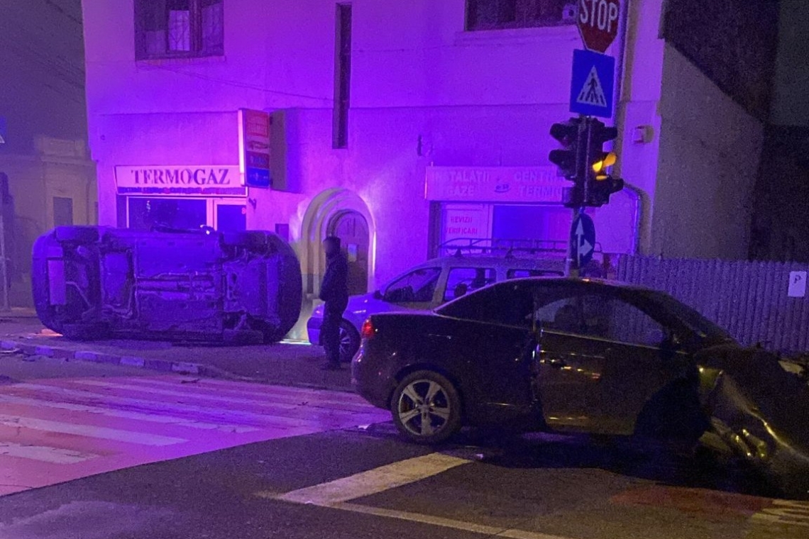 Două tinere au ajuns la spital, după un accident produs, noaptea trecută, pe strada Rudului din Ploiești