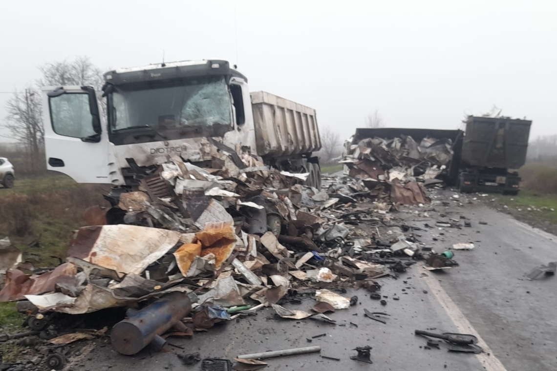 Trafic oprit pe DN 2A Brăila–Buzău, după un accident între două autocamioane. Carosabilul este acoperit cu fier vechi