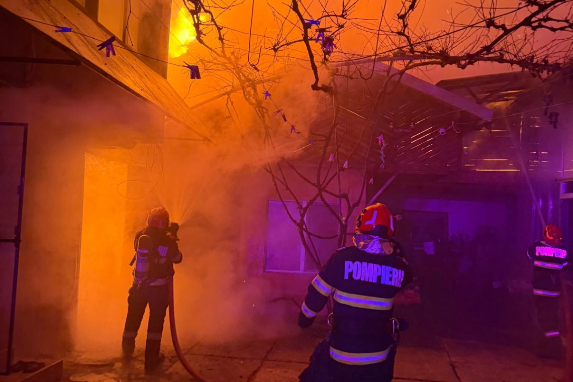 O casă din Ploiești a fost cuprinsă de flăcări, duminică dimineață. Pompierii au intervenit cu trei autospeciale de stingere