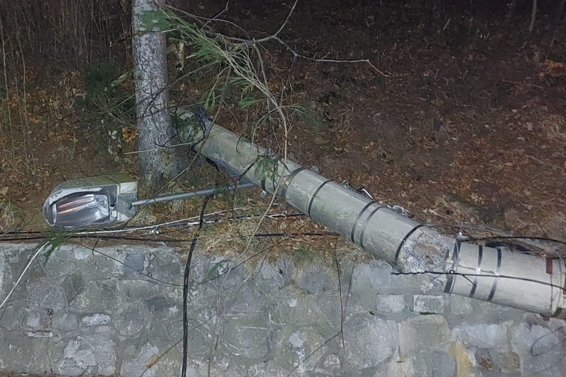 Peste 6.100 de consumatori din Prahova, rămași fără curent din cauza vremii extreme. Vântul puternic a rupt linii electrice și stâlpi în mai multe localități montane