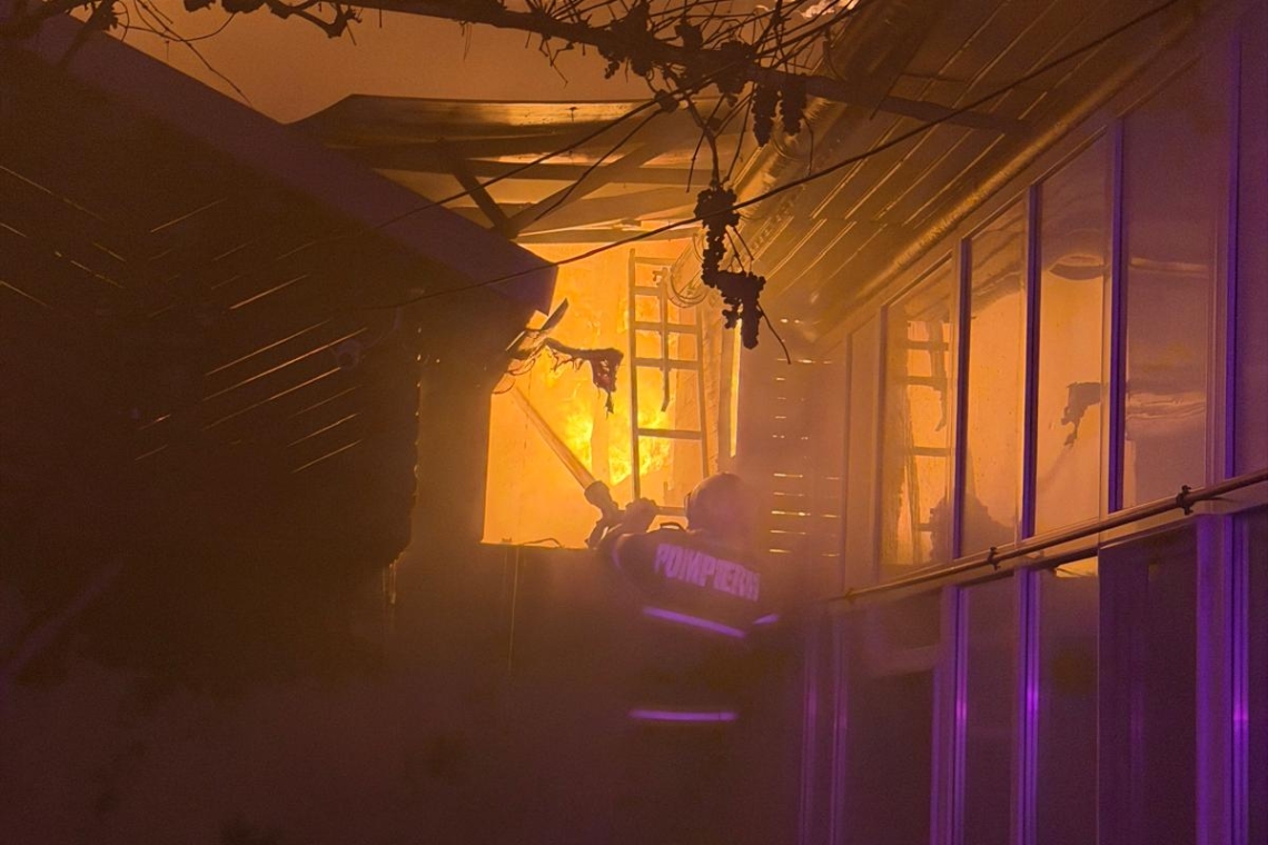 Un bloc din Ploiești, la un pas să fie afectat de un incendiu izbucnit într-o gospodărie de pe strada General Ion Dragalina