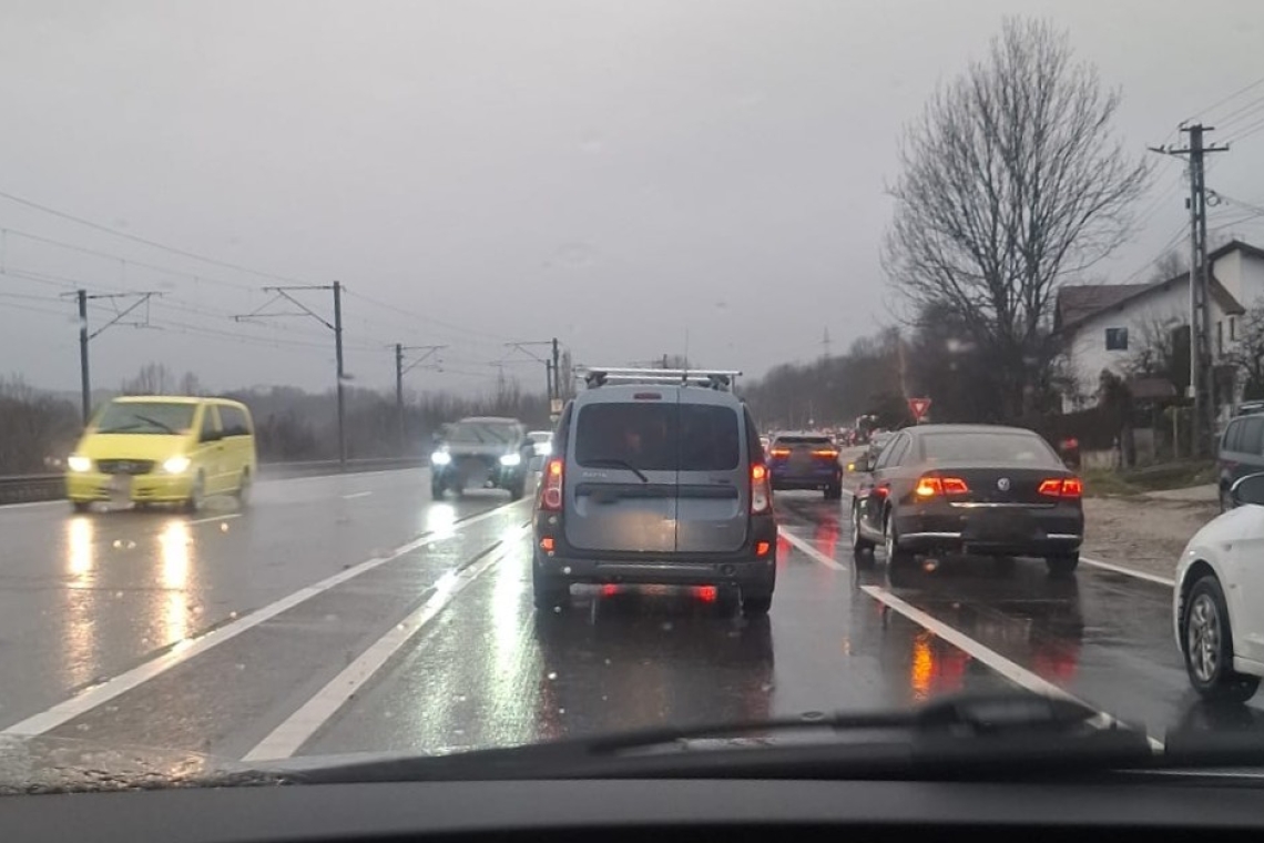 Trafic intens pe DN 1, spre Brașov. Zeci de polițiști rutieri acționează pentru fluidizarea circulației