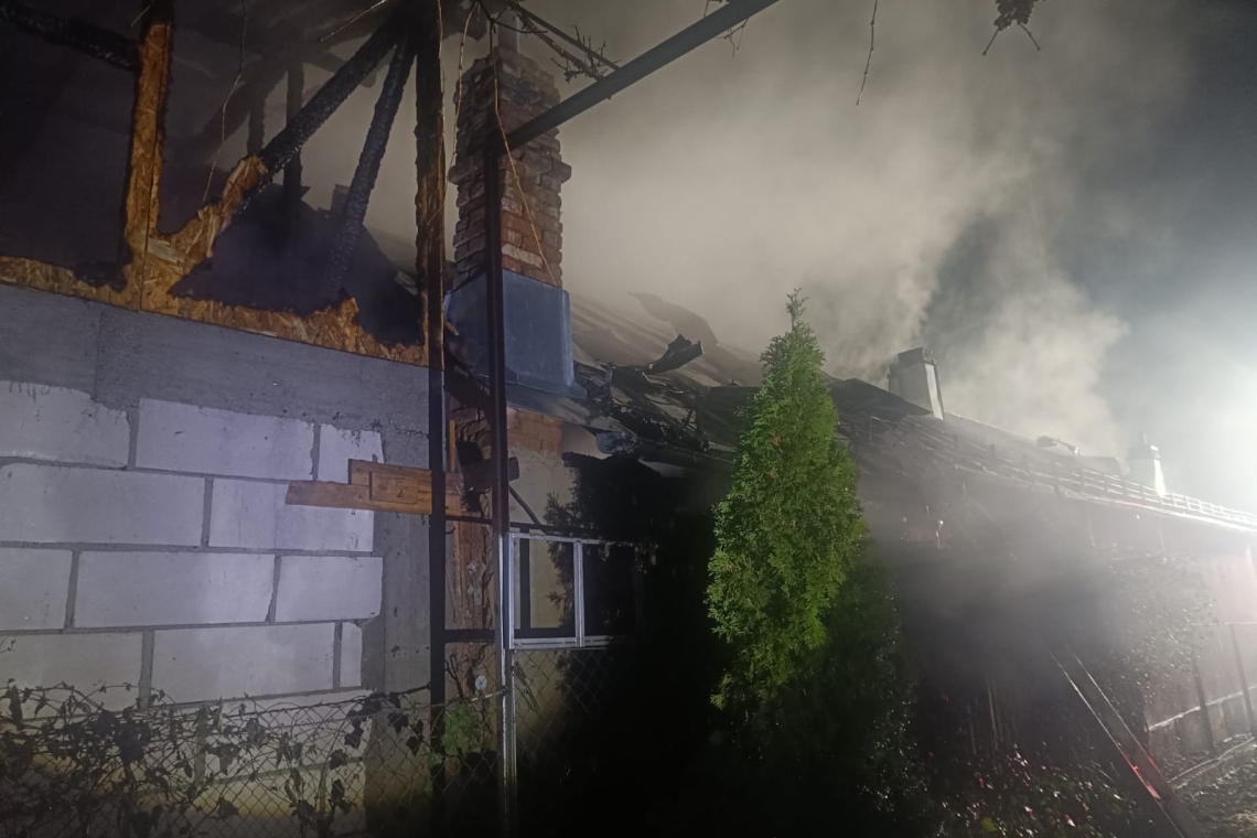 UPDATE | Incendiu de amploare în comuna Brebu. Pompierii intervin cu șase autospeciale de stingere