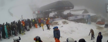 Înghesuială la urcarea cu gondola Carp, spre domeniul schiabil de altitudine din Sinaia