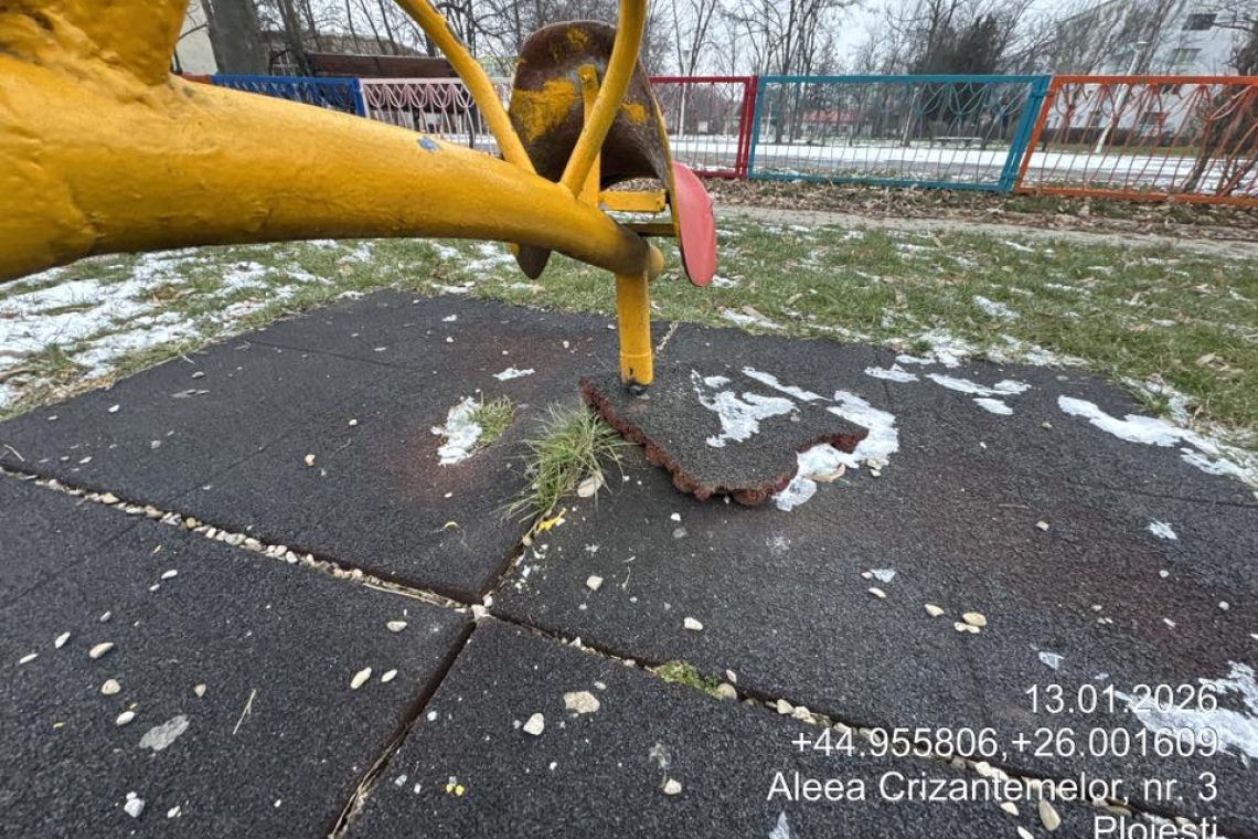 Ploiești | Lanțuri ruginite, leagăne instabile și rupte, în locurile de joacă din ”orașul viu” al lui Polițeanu