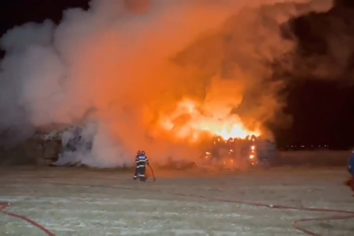 Mii de baloți de lucernă, mistuiți de flăcări, noaptea trecută, în comuna Fulga. Pompierii au intervenit cu trei autospeciale