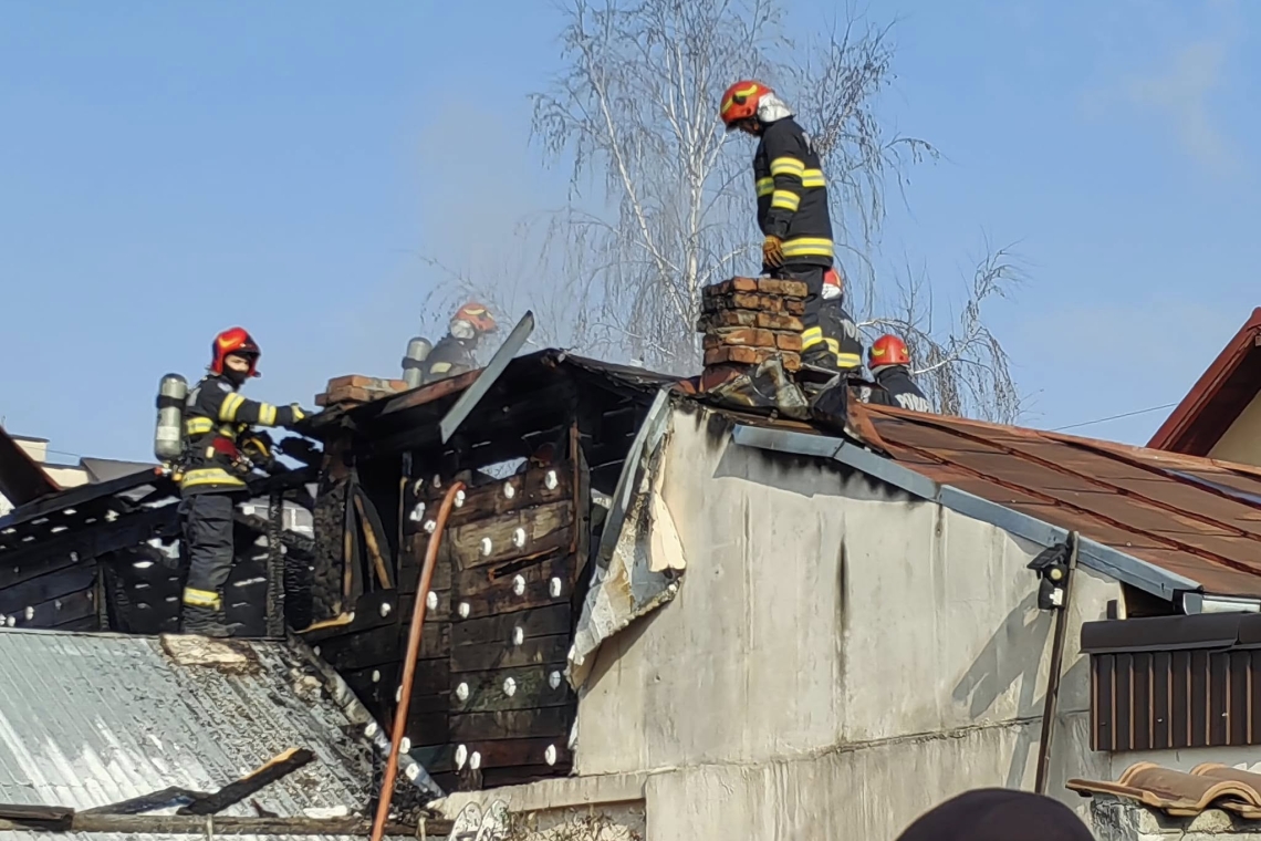 Incendiu la o casă din cartierul ploieștean Mihai Bravu. Pompierii au intervenit cu trei autospeciale