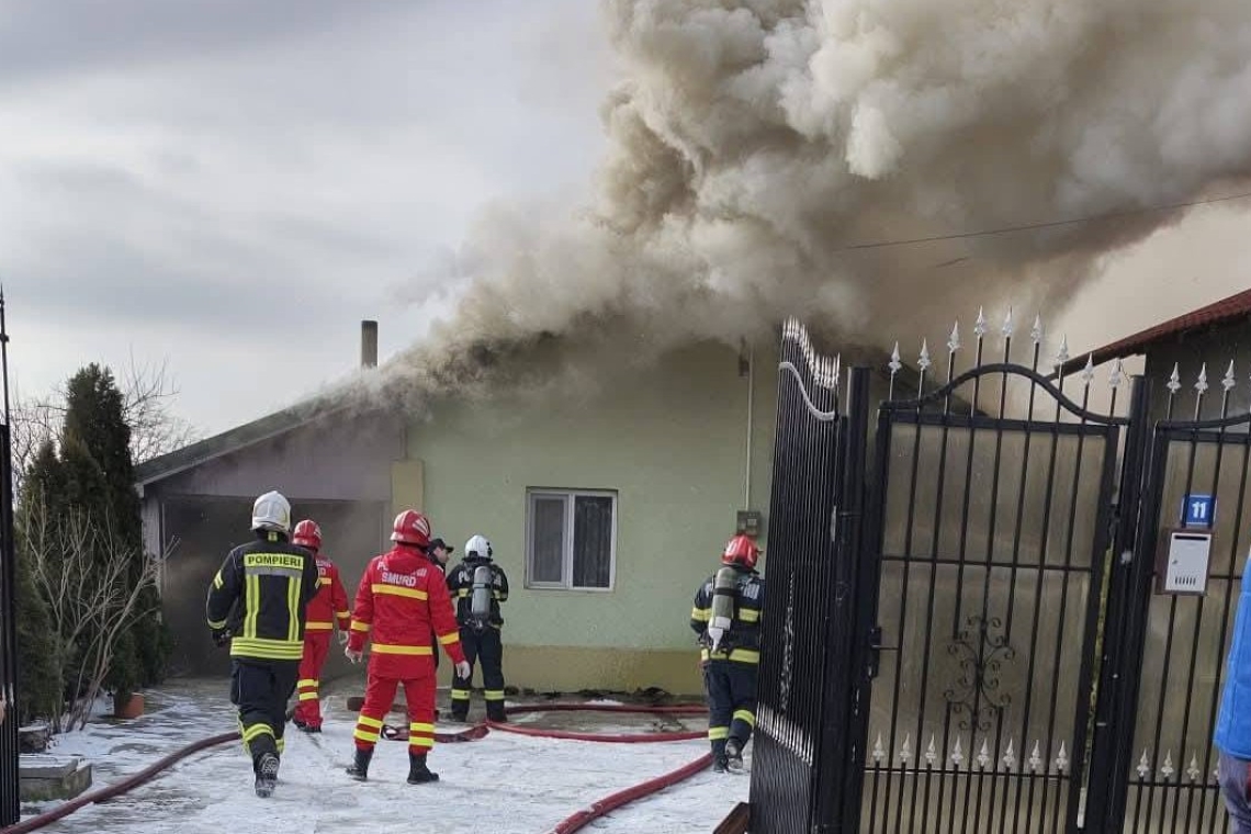 Incendiu violent într-o gospodărie din Colceag. Un bărbat de 75 de ani a suferit arsuri