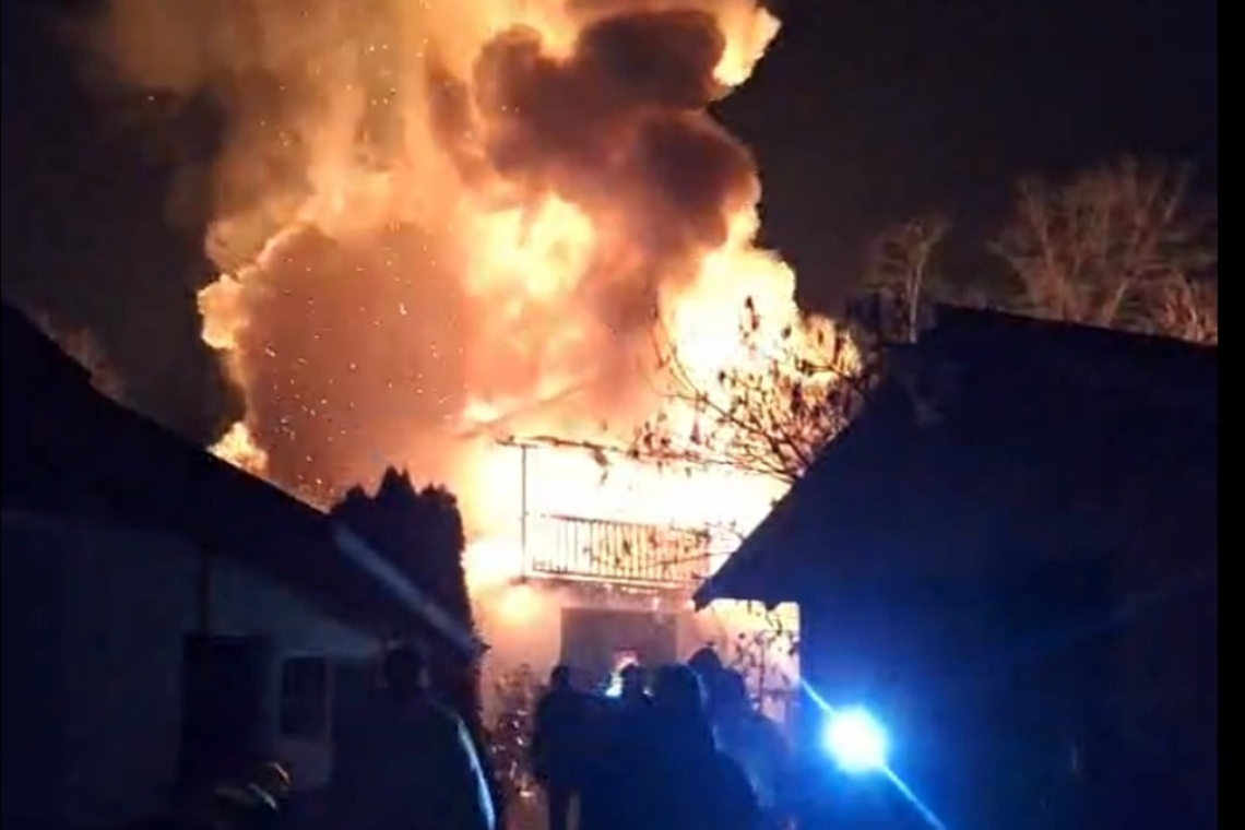 Casă mistuită de flăcări, în Vărbilău, miercuri seară. Pompierii intervin pentru stingerea incendiului