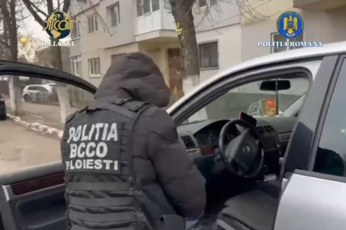 Doi tineri prinși în flagrant în Ploiești, în timp ce încercau să vândă droguri