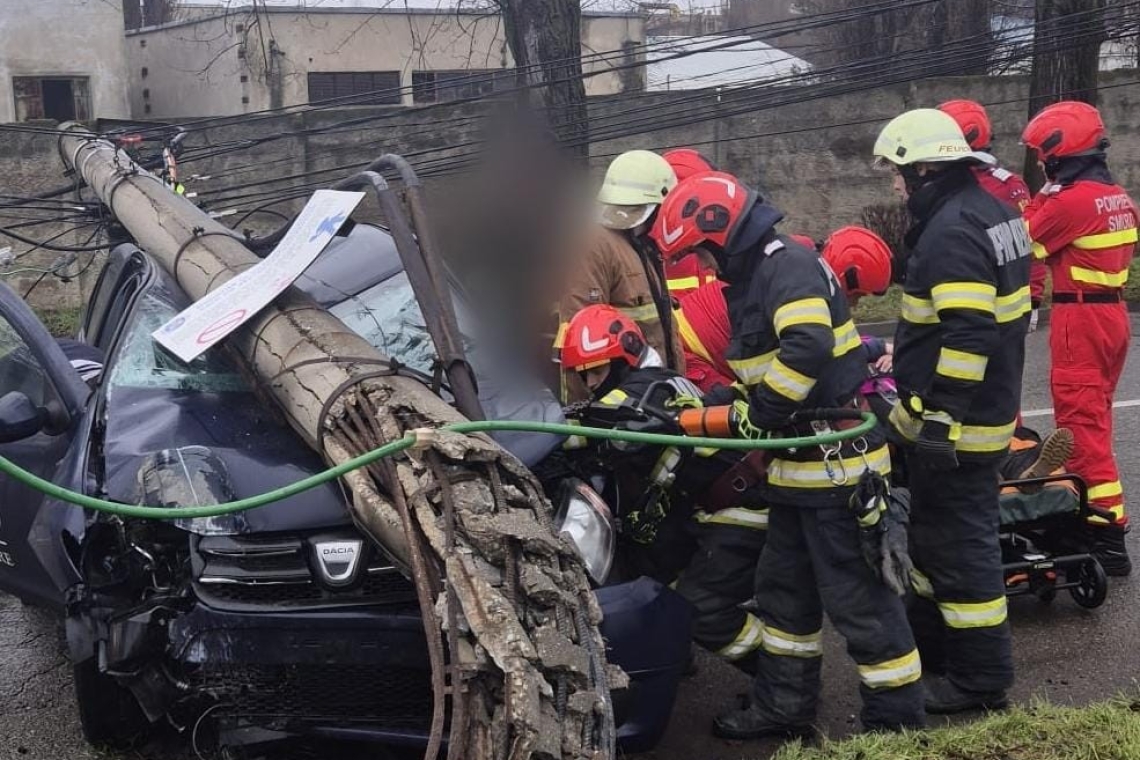 O femeie a ajuns la spital după ce a intrat cu mașina într-un stâlp, pe Bulevardul Petrolului din Ploiești