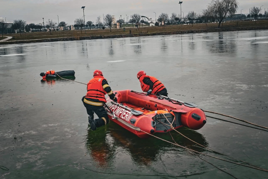 Pompierii prahoveni, antrenament contracronometru pentru salvarea de pe apele înghețate. Intervenții simulate în condiții extreme
