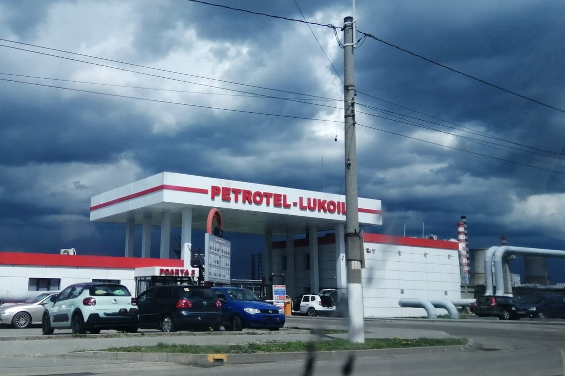 Lukoil își vinde activele externe către Carlyle Group. În tranzacție este inclusă și Rafinăria Petrotel-Lukoil din Ploiești