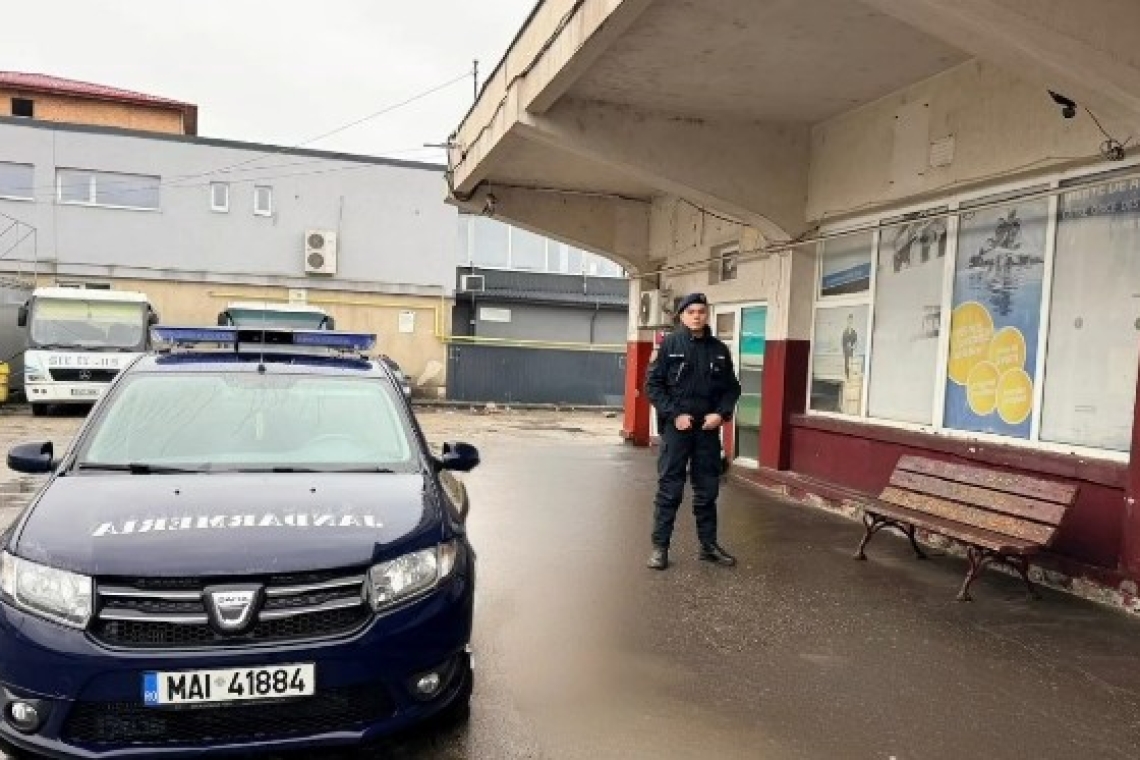 Tupeu de borfaș, la autogara Ploiești Sud! Un bărbat a cerut o brichetă, apoi a încercat să fure banii unei femei, chiar sub ochii jandarmilor!