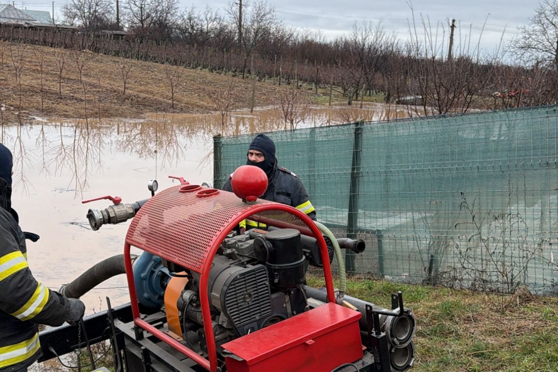 Pompierii prahoveni, solicitați să intervină pentru evacuarea apei din curți, în trei localități