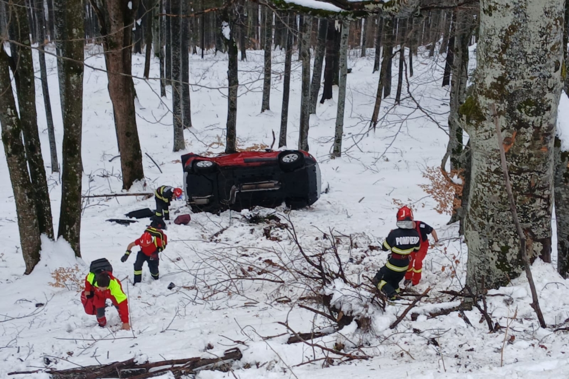 Acțiune comună Salvamont-ISU Prahova pentru salvarea celor trei tinere căzute cu autoturismul în râpă