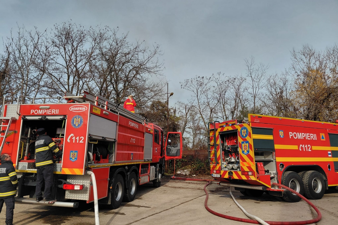 UPDATE | Incendiu de amploare într-o gospodărie din comuna Dumbrava. Pompierii acționează cu cinci autospeciale