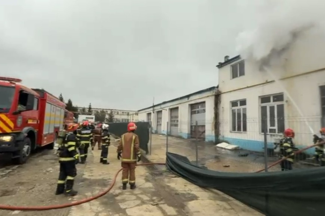 Incendiu într-o hală cu deșeuri din plastic, pe strada Pompelor din Ploiești