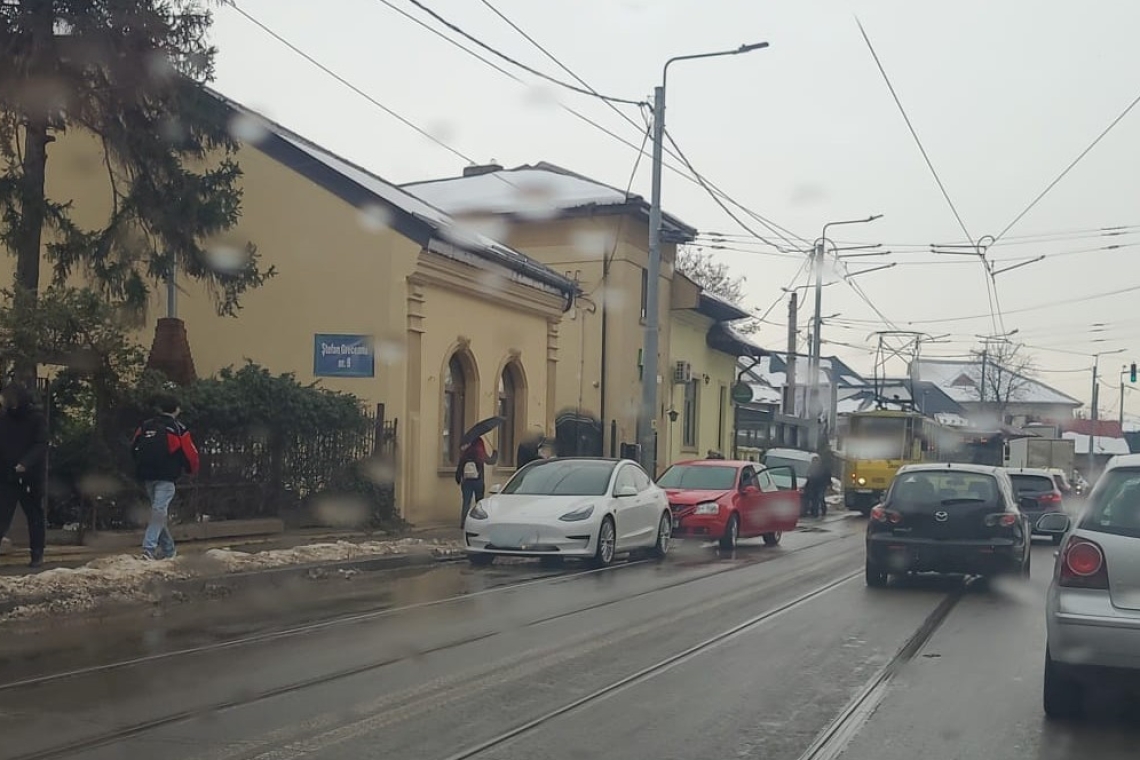 Un tramvai și două autoturisme, implicate într-un accident, aproape de centrul Ploieștiului