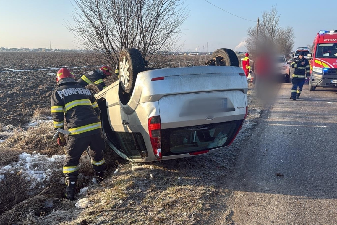 O tânără de 25 de ani a ajuns la spital, după ce s-a răsturnat cu mașina pe un drum din comuna Bucov