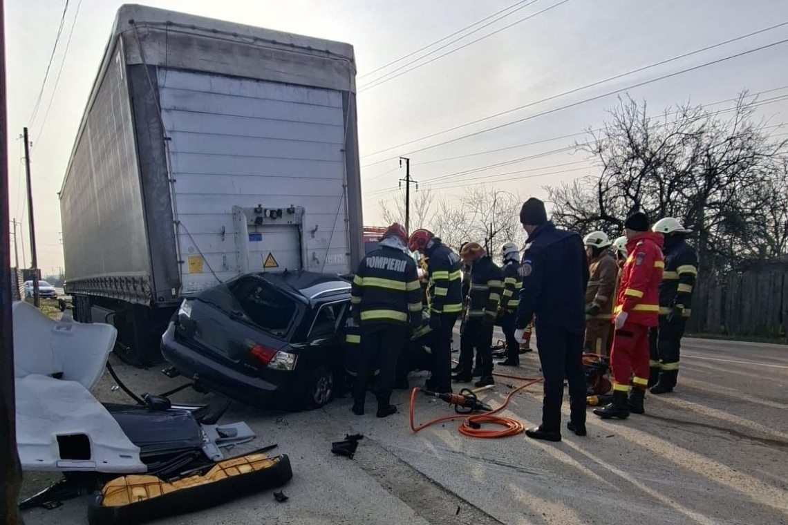 Accident grav la ieșire din Ploiești spre Blejoi, marți dimineață. O tânără de 19 ani și-a pierdut viața, iar o altă femeie a ajuns la spital