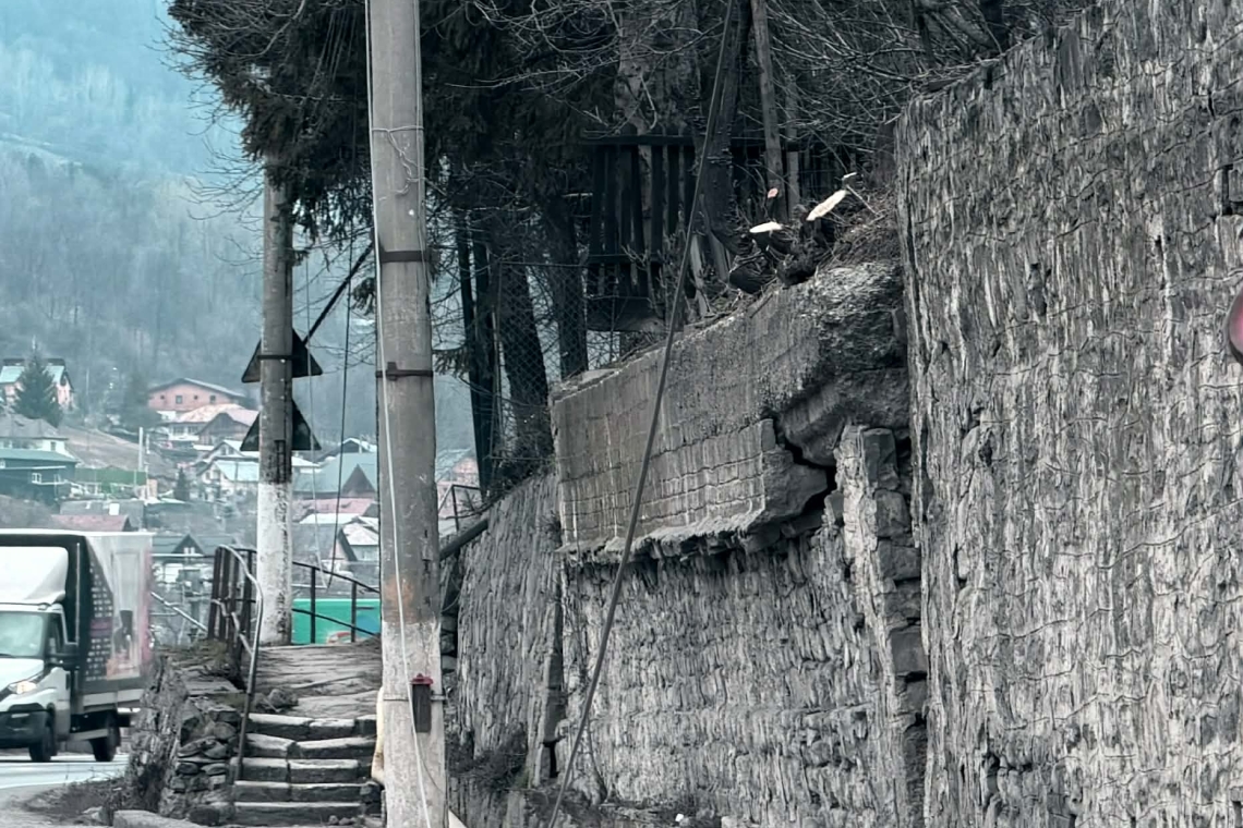 UPDATE | Pericol pe marginea DN1, la Comarnic. Un zid degradat amenință să se prăbușească peste trotuar, șosea și o conductă de gaze!