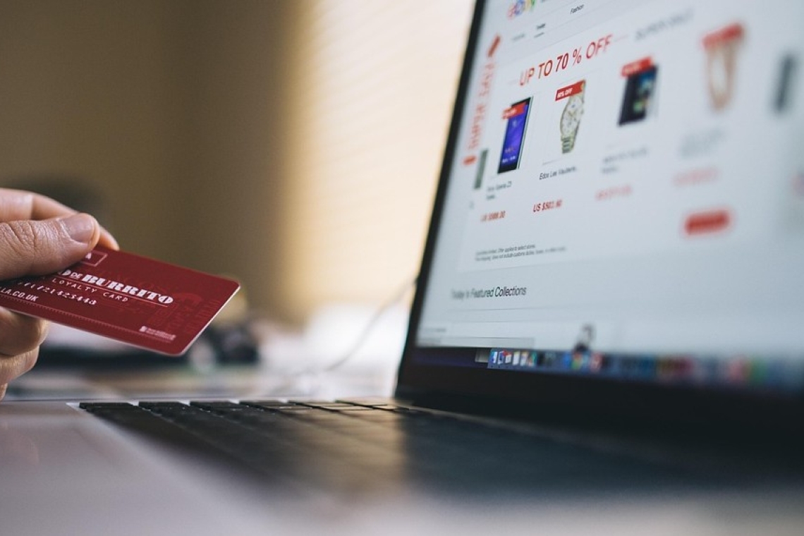 Avertisment de 8 Martie: femeile, vizate de fraude online cu „cadouri” și livrări fictive