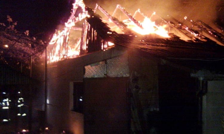 Incendiu puternic la Bănești. O locuință și două anexe au fost cuprinse de flăcări