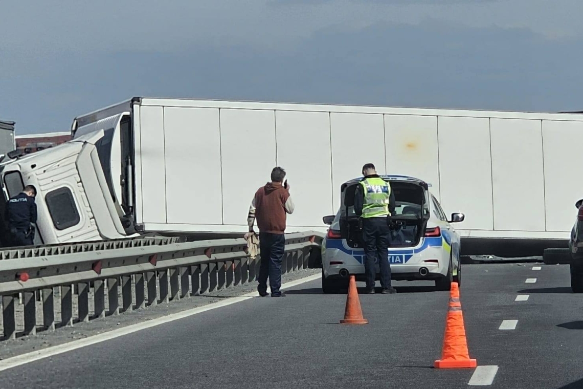 Trafic restricționat pe autostrada A3, la Gruiu. Un TIR s-a răsturnat și a afectat ambele sensuri de mers