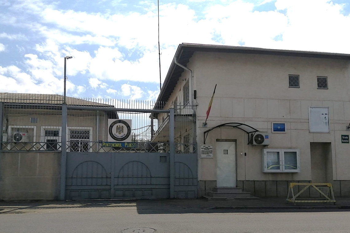 Agent din Penitenciarul Ploiești, cercetat pentru luare de mită și introducere de bunuri interzise în închisoare