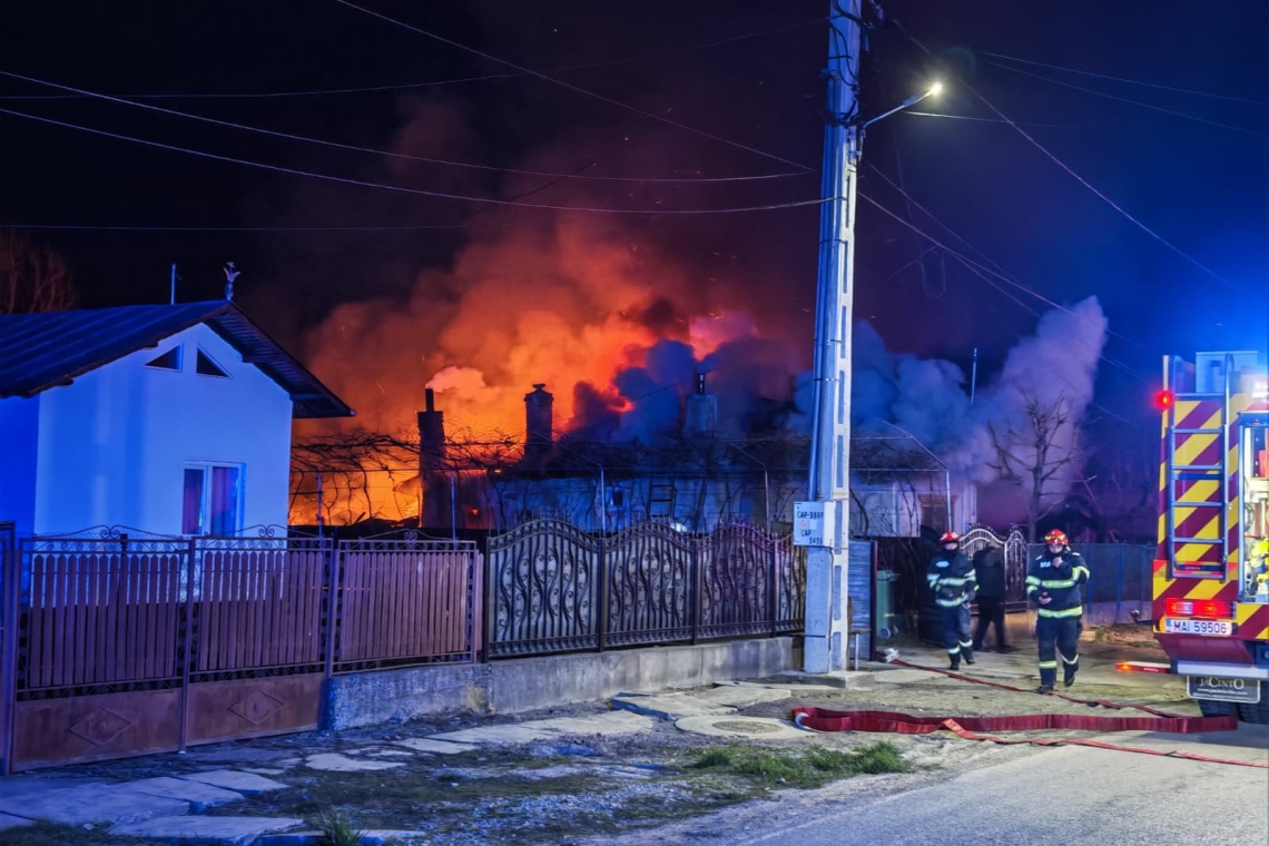 Incendiu în comuna Râfov, noaptea trecută. O familie a rămas fără acoperiș deasupra capului