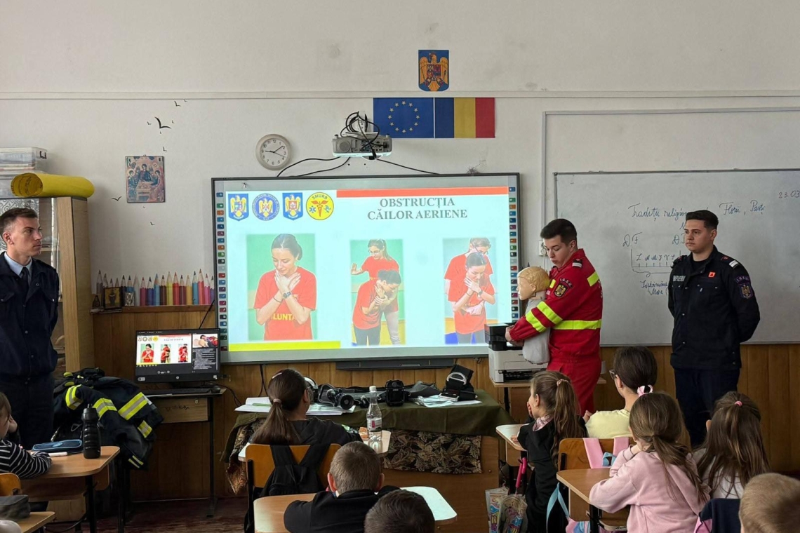 Copiii din comuna Baba Ana, învățați de pompieri cum să reacționeze în situații-limită