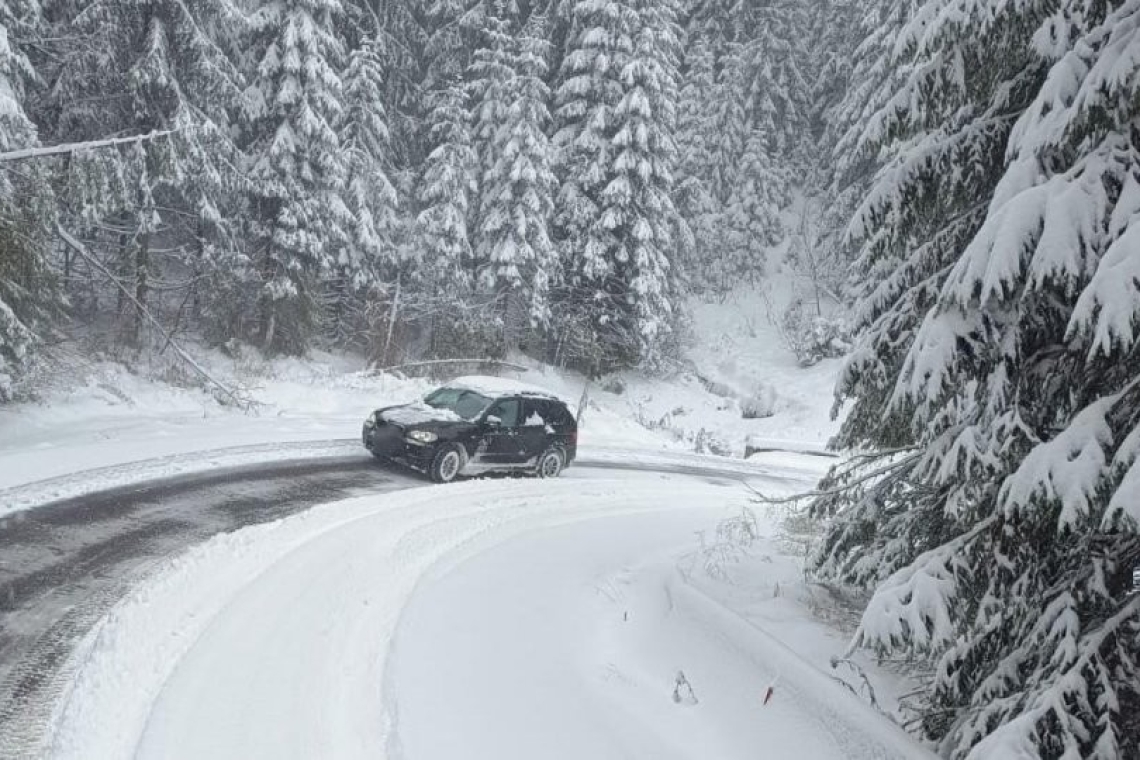 Circulație în condiții de iarnă pe Drumul Județean 713, în orașul Sinaia