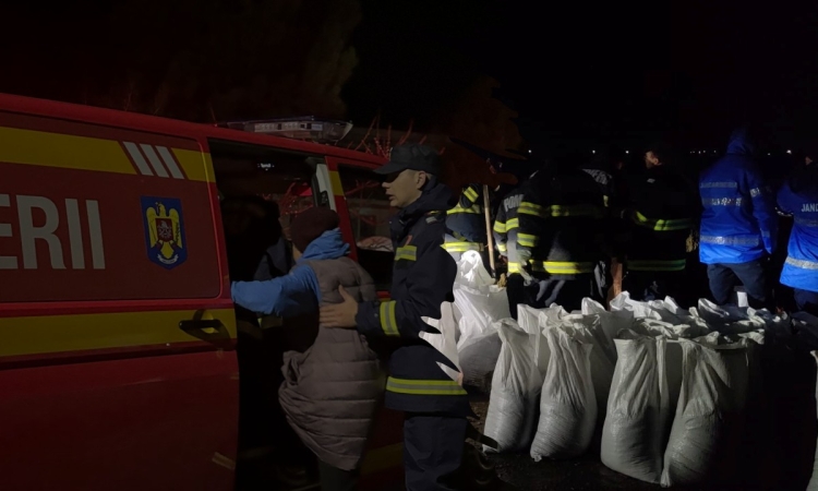 Pericol major de inundații în Vrancea. Zeci de persoane evacuate, alte sute refuză relocarea