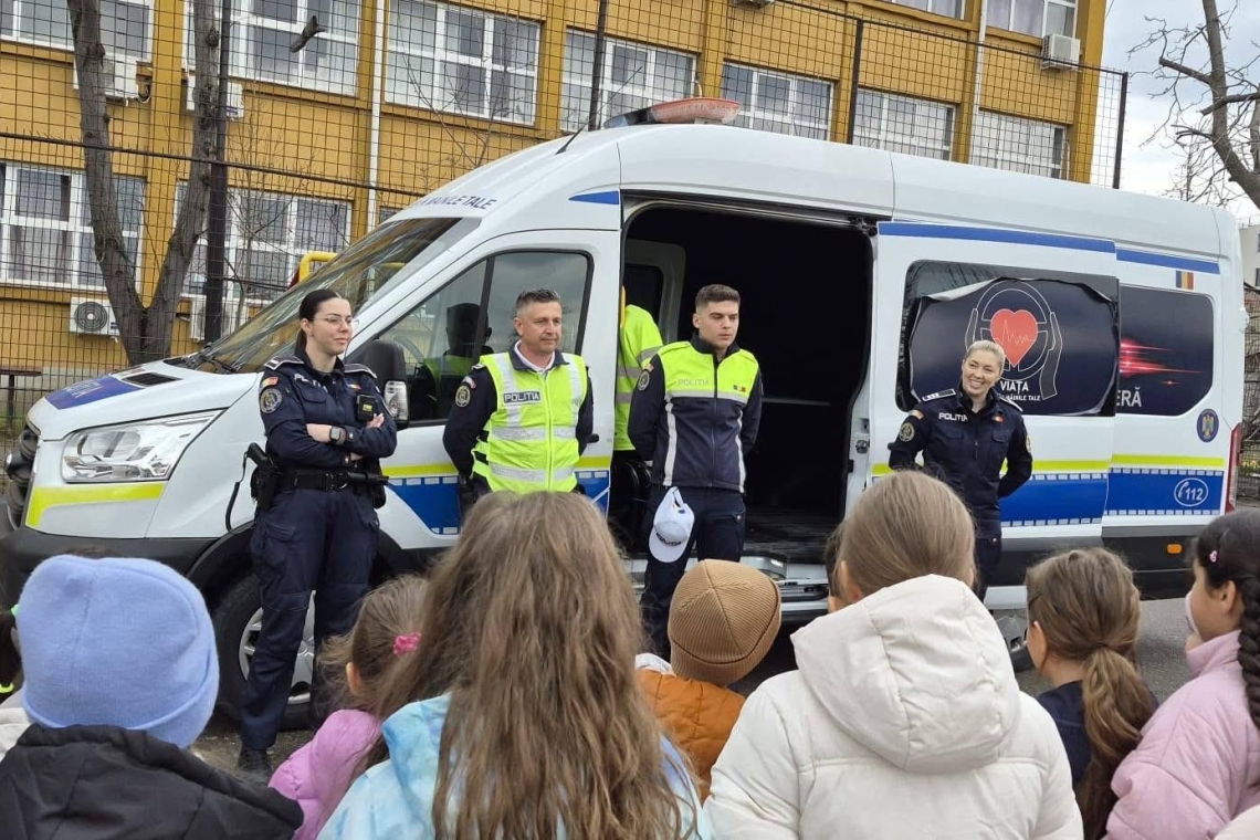 Siguranța începe cu educația: acțiuni ale polițiștilor prahoveni în școli
