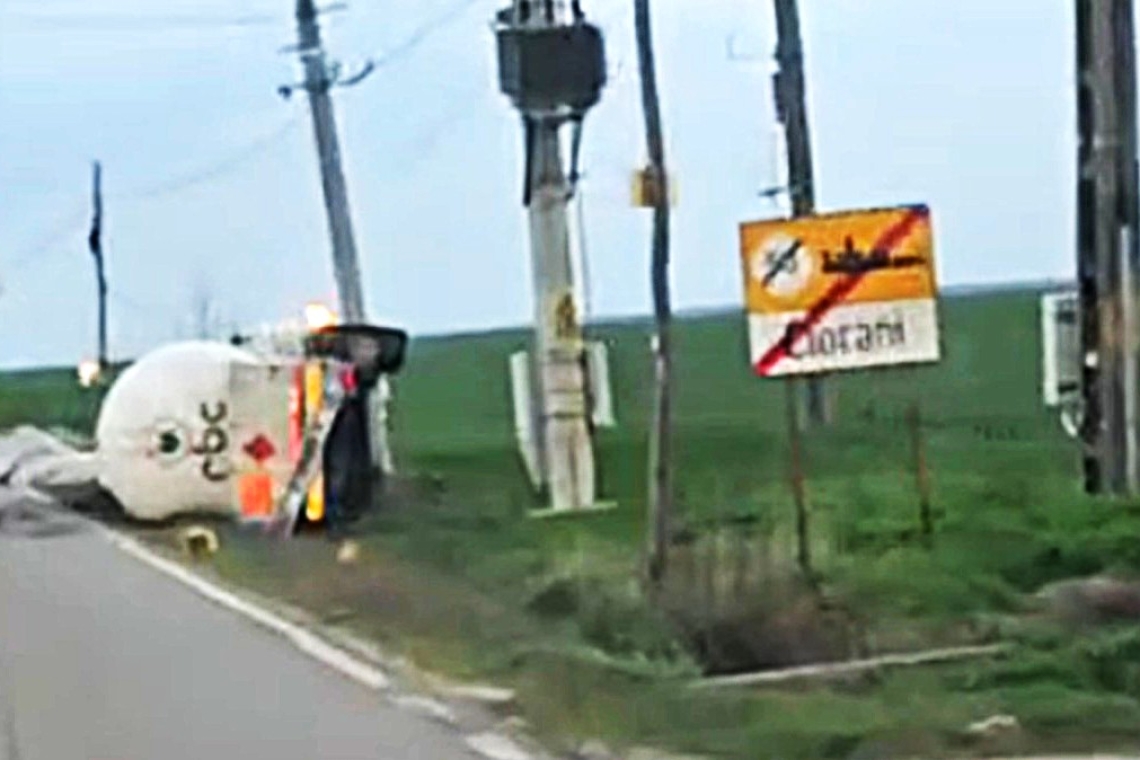 Trafic blocat pe DN1D, după ce o cisternă cu GPL s-a răsturnat la ieșire din Ciorani spre Jilavele