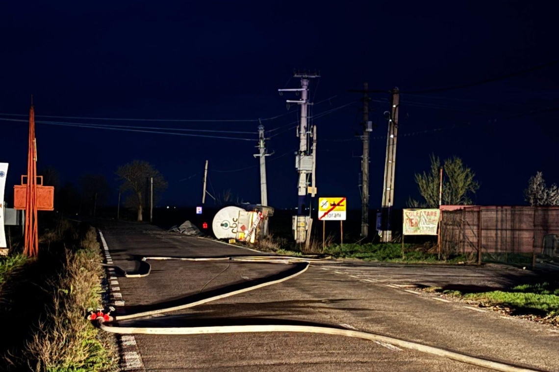 UPDATE/ Populația, evacuată preventiv pe o rază de 1 km, în zona accidentului cu cisterna plină cu GPL, răsturnată la Ciorani