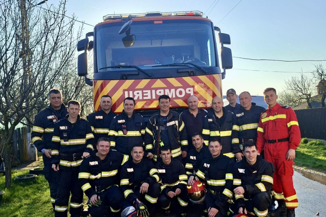 Pompierii prahoveni au avut, în weekend, 145 de misiuni. Cea mai dificilă - la Ciorani, unde o cisternă cu 30 de tone de GPL s-a răsturnat