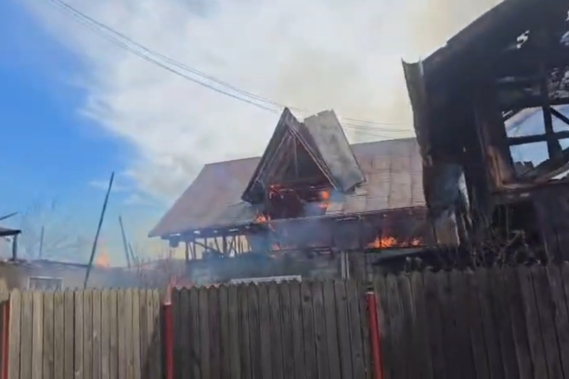 Mai multe case din comuna Brebu au fost cuprinse de flăcări. Pompierii intervin pentru stingerea flăcărilor