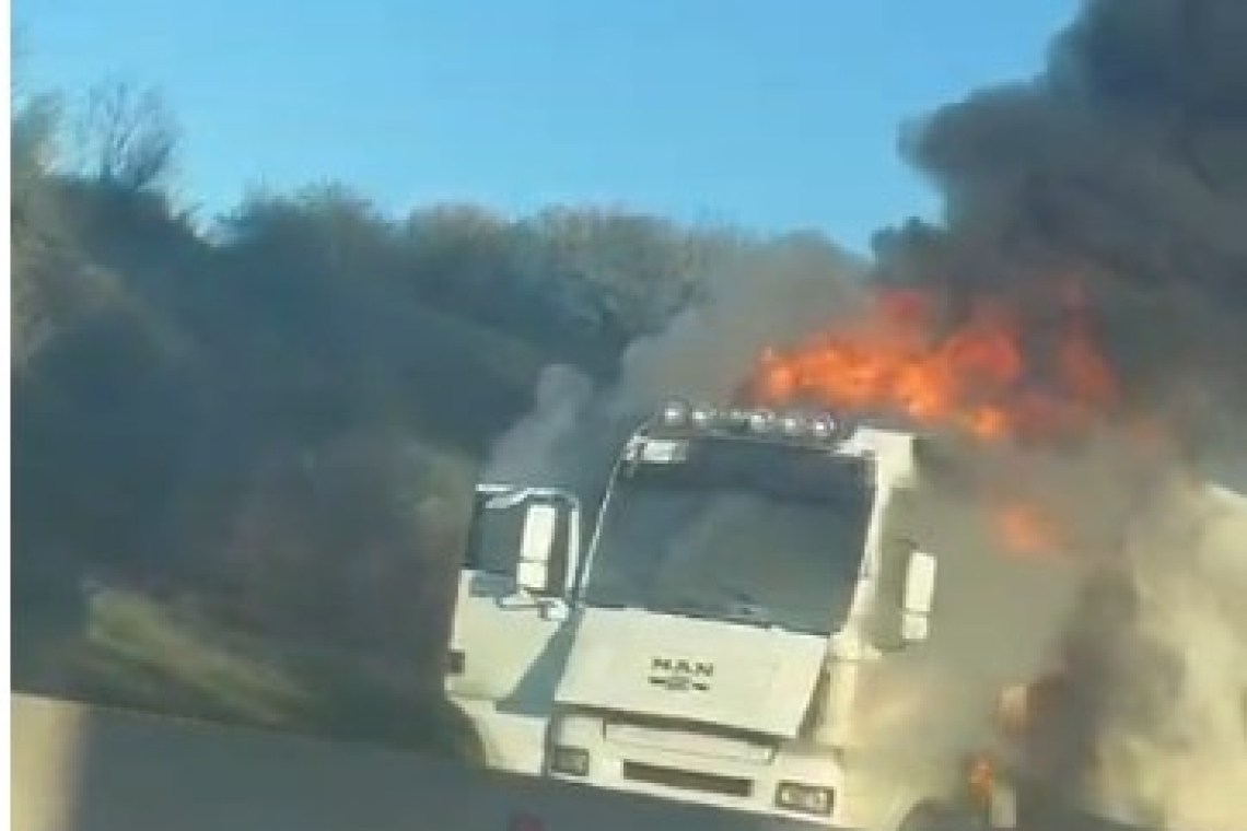 Camion în flăcări pe DN1, la Florești. Trafic blocat pe sensul Ploiești-Brașov