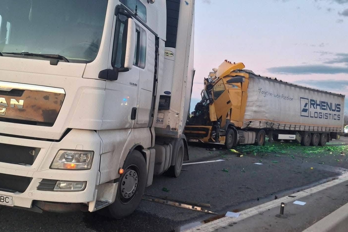 Trafic blocat pe autostrada A3, în zona Dumbrava, după ce două TIR-uri au intrat în coliziune