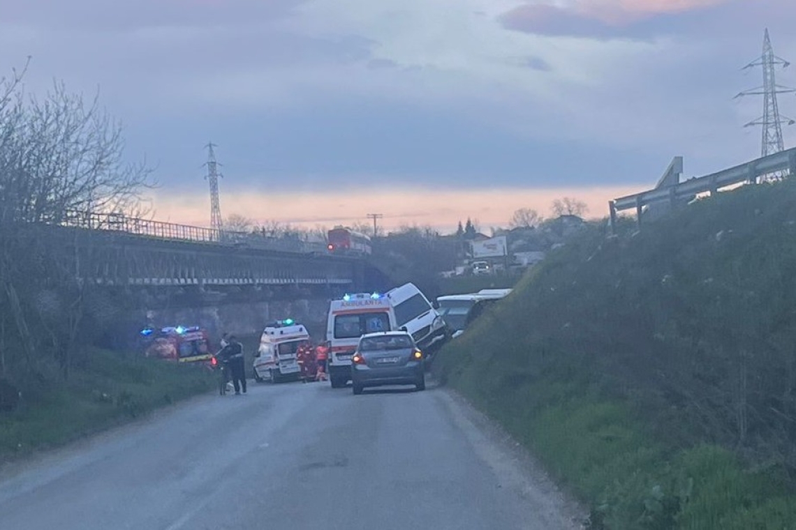 UPDATE | Microbuz implicat într-un accident, lângă podul de la Blejoi. Cinci persoane transportate la spital