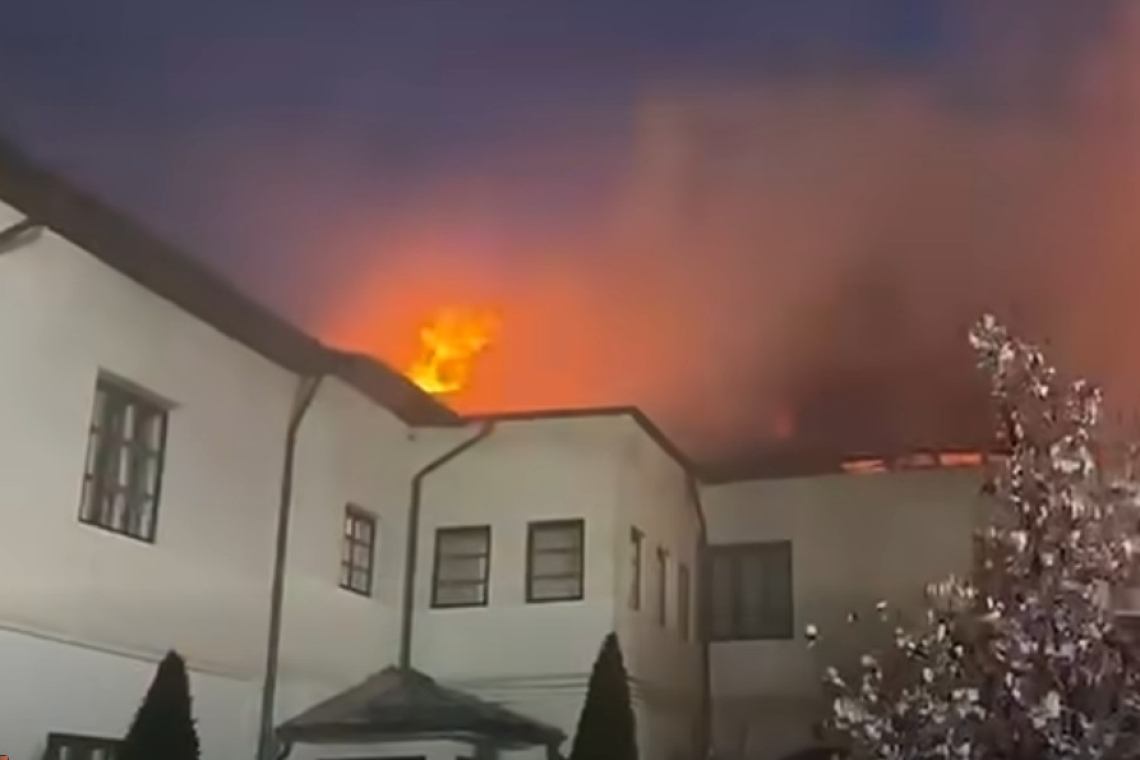 Chiliile Mănăstirii Bistrița (Vâlcea) au fost mistuite de flăcări. O persoană a murit în incendiu