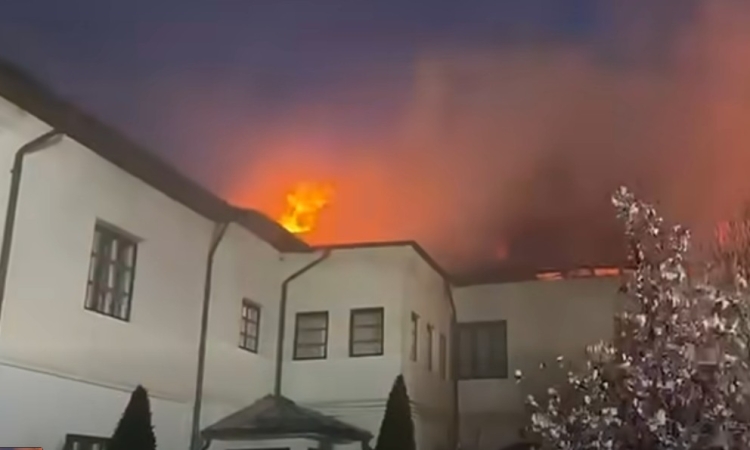 Chiliile Mănăstirii Bistrița (Vâlcea) au fost mistuite de flăcări. O persoană a murit în incendiu